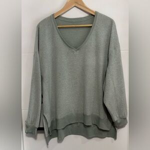 Women's Long Sleeve V-Neck Top (pit to pit approx 26in)